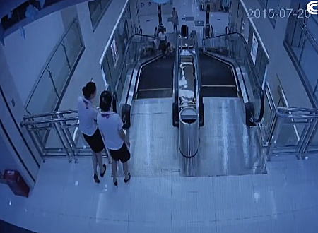 エレベーター巻き込まれ死亡事故の新たな動画キタ。こちらは音声あり。従業員は数分前に異変に気が付いていた。