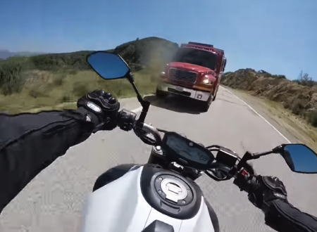 トラックと正面衝突したライダーのヘルメットカム映像が怖すぎる