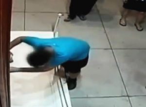 美術展の約2億円の絵画が参観者の不注意で破損してしまう。その監視カメラの映像。