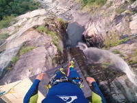 着水時のスピードは123km/h！狭い滝壺に58.8メートルの高さから飛び込む挑戦。
