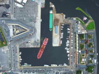 狭い港に場違いなほどの大きな船が入港してくる様子を空撮したビデオがすげー面白い。