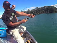 これはデカいｗｗｗフランスの川でスーパーサイズのナマズを釣り上げた男のビデオ。