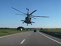 さすがロシアなんでもあり。道路を軍隊のヘリコプターが超低空飛行。カッコイイけどもｗ