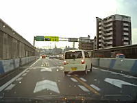 雨上がりの阪神高速でスピードを出しすぎた？軽自動車がカーブでドーン！