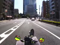 こんなの規制されろよ。寝ころび自転車で東京の町を爆走する映像がアップされる。