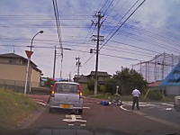 岐阜県で撮影されたタクシーとバイクの衝突事故の車載。倒れる兄ちゃん苦しそう。