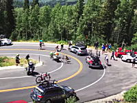 自転車ロードレースのツアーオブユタで高速突っ込み事故から大混乱が。後続車も突っ込む。
