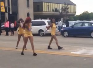 ストリートをパレード中のダンサーに超速のバイクが突っ込む恐ろしい事故。