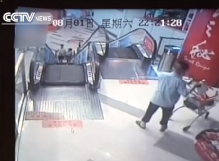 また中国のエスカレーターで事故。清掃作業員が突然開いた穴に落ちて片足切断