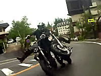 志賀高原事故。ツーリング中のバイクが前を走るバイクに突っ込んでしまう事故の瞬間。
