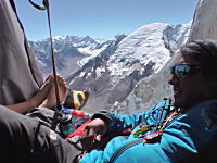 断崖絶壁にテントを張って休む登山家たちのビデオ。ヒマラヤ山脈メルー峰の岩壁にて。