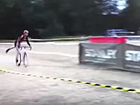 なかなかの飛びっぷりｗｗｗ自転車から降りたのに障害物でぶっ飛ばされる選手。