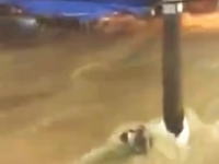 タイの人気観光地パタヤで大洪水が発生。流されていく人の姿も・・・。