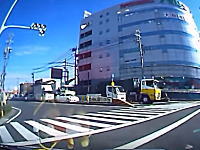 交差点で左折車と右折車が同時に曲がった時に起こる事故のドライブレコーダー映像。