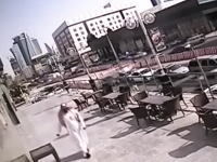 危なすぎ(°_°)ビルから落下してきた窓ガラスに殺されかけた男性のビデオ。