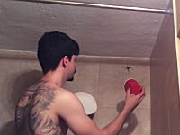 厳つい入れ墨オトコでも蜘蛛はコワイ。バスルームに現れた蜘蛛の捕獲に苦労する男のビデオ。