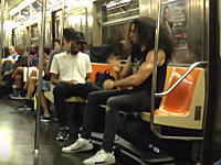 こんなのただのキチガイだろｗｗｗ地下鉄内で無音エアドラムを叩くとこうなる。
