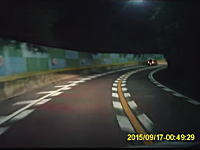 深夜の阪奈道路を逆走する危険極まりないタクシーの姿が撮影される。サブロクカーブ。