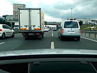 ヒヤヒヤ動画。混雑した高速道路を車でバンバンすり抜けしていく車載動画がドキドキ。