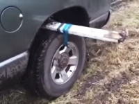覚えておくといつか得する動画。タイヤが泥濘にはまってしまった時の対処方法。