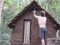 ゼロサバの人が今度は瓦屋根の小屋を建てる。もちろん道具は全て手作り。