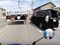 教習車を鬼クラクションで抜こうとして対向車で詰まるDQNボクシーが撮影される。