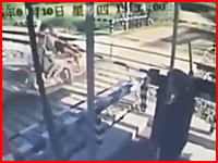 これは馬鹿なのか操作ミスなのか。遮断機の下りた踏み切りに進入したバイクが電車に轢かれる。