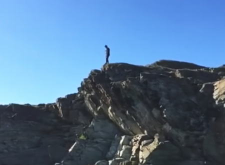 自殺レベルの崖の上から飛び込む男たち。東尋坊より10メートル以上高い。