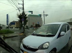 事故の瞬間ドライブレコーダー。すごいタイミングで右折してきた軽四と衝突。