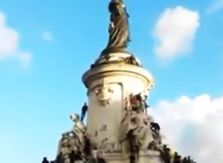 パリのマリアンヌ像（自由の女神）に登っていた男性。落下して亡くなる。