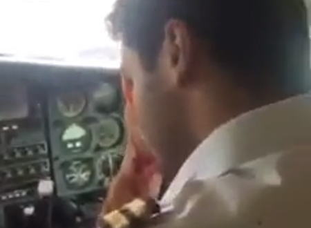 乗客たちの表情ｗｗ窓が吹き飛んでパイロットが負傷した時の飛行機の機内の様子ｗｗｗ