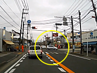これは酷い運転。踏み間違いでパニック！？神奈川でバックで暴走する車が撮影される。