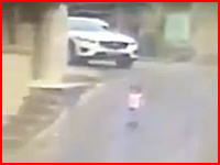 これは見えなかったかもな。坂道で転倒した小さな子供を車が踏みつけていく動画。