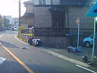 住宅街で起きた軽バンとビッグスクーターの事故。軽バンの一時停止無視か？確認不足か。