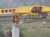 こんなマシーンあるんだ。中国の一風変わった橋桁の架設工事のビデオ。これは賢い。