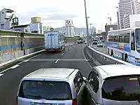 こいつらDQNすぎワロタｗｗｗ阪神高速で本気でぶつけ合う二台の車が撮影されるｗｗｗ