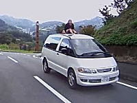 危険すぎ！佐賀県唐津市で子供を屋根の上に乗せて走るエスティマが目撃される。