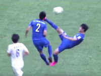 これはｗｗｗ中国サッカーで見事なジャンピングハイキックが味方の選手に炸裂した瞬間。