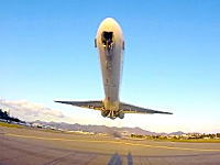 ジェットエンジンのパワーを体で感じれる距離。インゼル航空MD-82の驚くほど低い離陸。