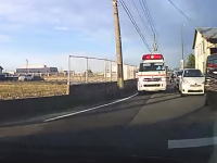新潟で救急車と正面衝突しかけたドライブレコーダー映像が話題に。「あれはどうなんだあ～？」