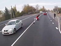 なんでそのタイミングで？無理な横断をしてレクサスにぶっ飛ばされた女性のビデオ。