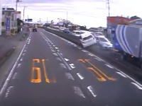 静岡で撮影されたなかなか豪快なトヨタアクアの事故映像。中央分離帯に乗り上げズドドドドーン