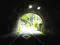 トンネルを抜けるとそこには危険運転のトヨタアクアがっ！これはあぶねえええええ！