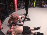MMAケージファイトで脱糞(°_°)絞められた男がリング上にウンコを漏らしてしまうハプニング。