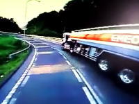 東名高速のタンクローリー横転事故の瞬間を撮影したドライブレコーダー映像がキタヨ。運転手は死亡。