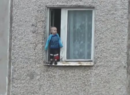 ヒヤヒヤ動画。マンション8階部分の窓枠の外に立つ赤ちゃんが撮影される(((ﾟДﾟ)))