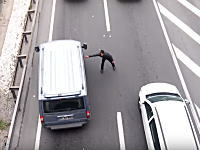 こんなのありかよｗｗｗ道路を走ってくる車の窓に次々とビラを投げ込んでいく男。