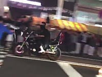 広島で警察に追われた暴走族のバイクがお祭りの中に突っ込み複数の人に衝突する動画。これはヤバい(°_°)