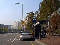 韓国で撮影されたこの事故コエエ(°_°)停車状態から突然暴走しだして複数の車に当たりまくる。
