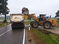 トラック壊れそうｗｗｗ重機で大岩を乗せられたトラックが(´･_･`)